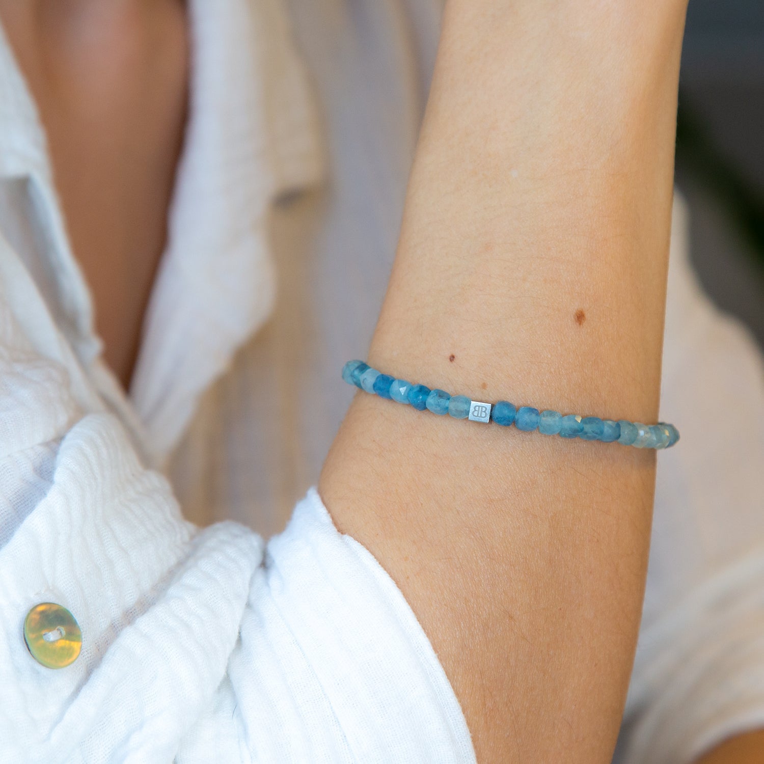 Aquamarine Cube Armband facettiert 4 mm- März Geburtsstein - BONES & BUDDHAS