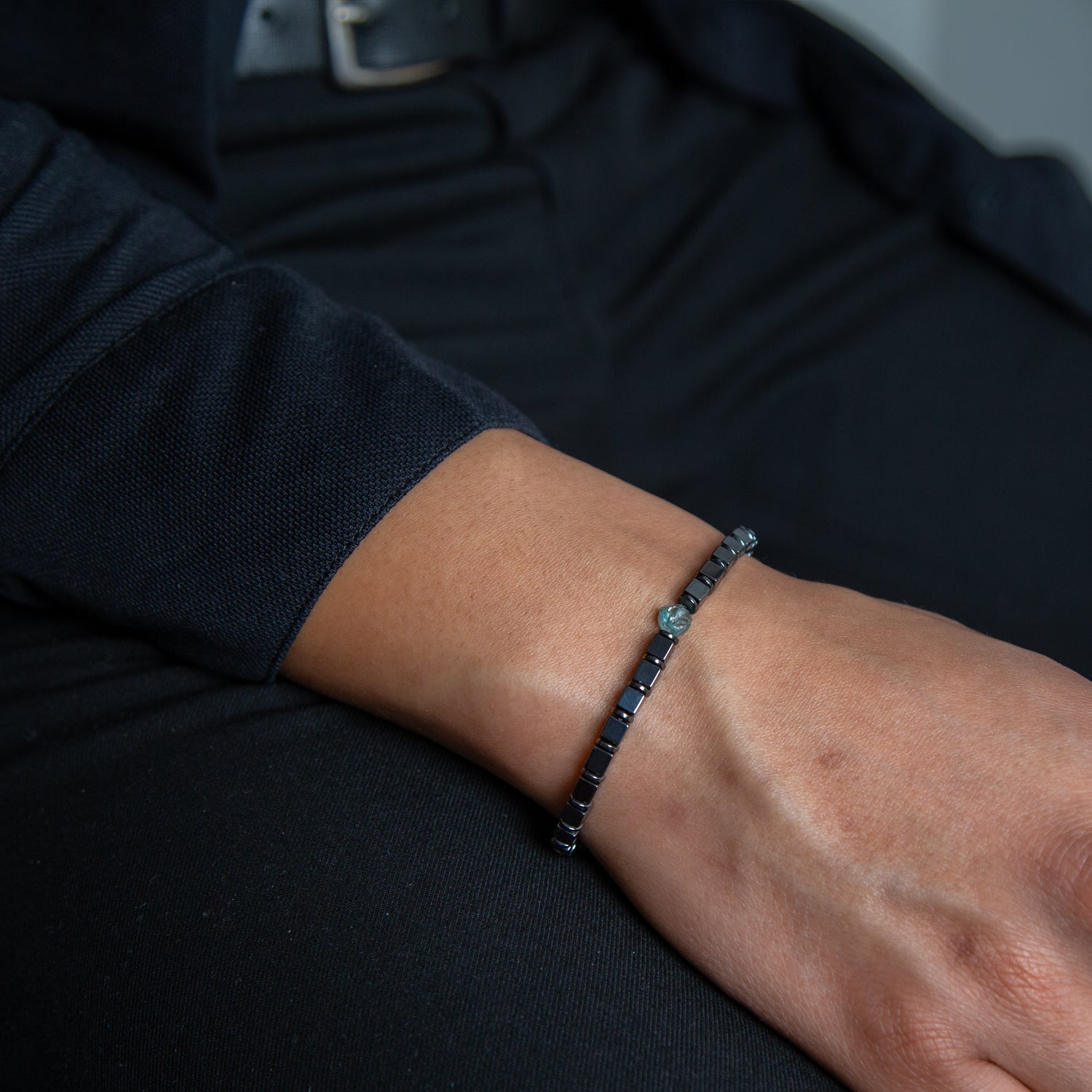 Blauer Topaz und Hämatit glossy Armband 4mm- Dezember Birthstone - BONES & BUDDHAS