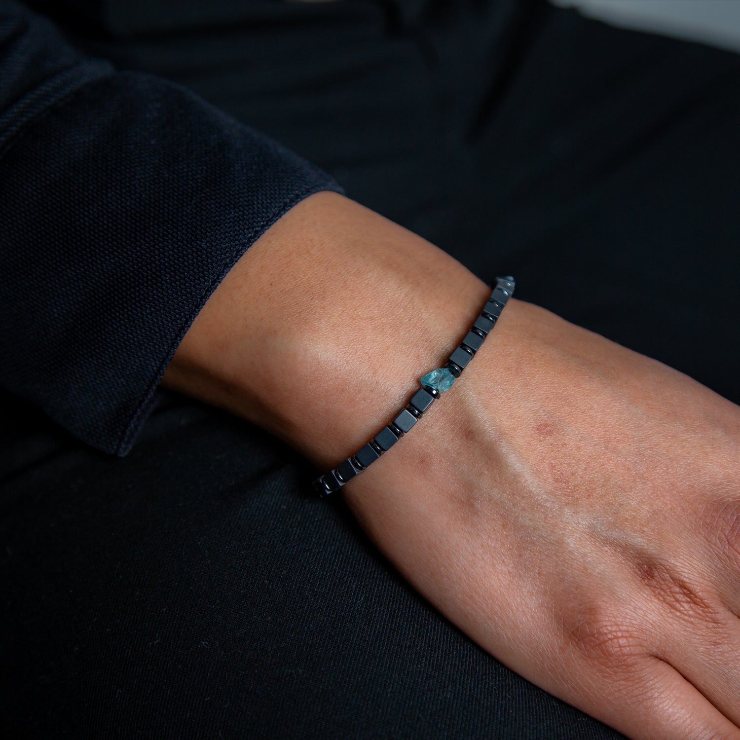 Blauer Topaz und Hämatit matt Armband 4mm- Dezember Birthstone - BONES & BUDDHAS