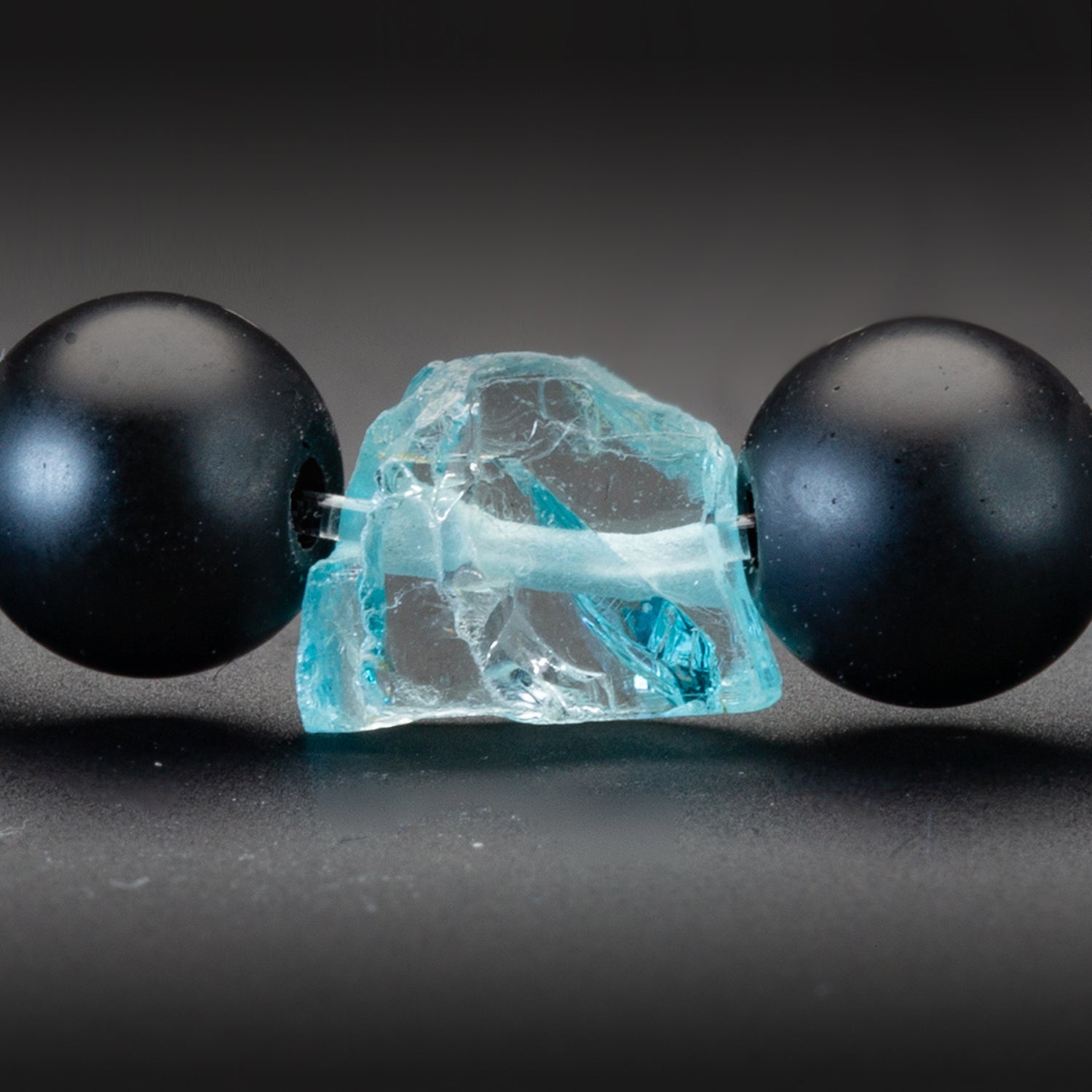 Blauer Topaz und Black Onyx matt Armband 6mm- Dezember Birthstone - BONES & BUDDHAS