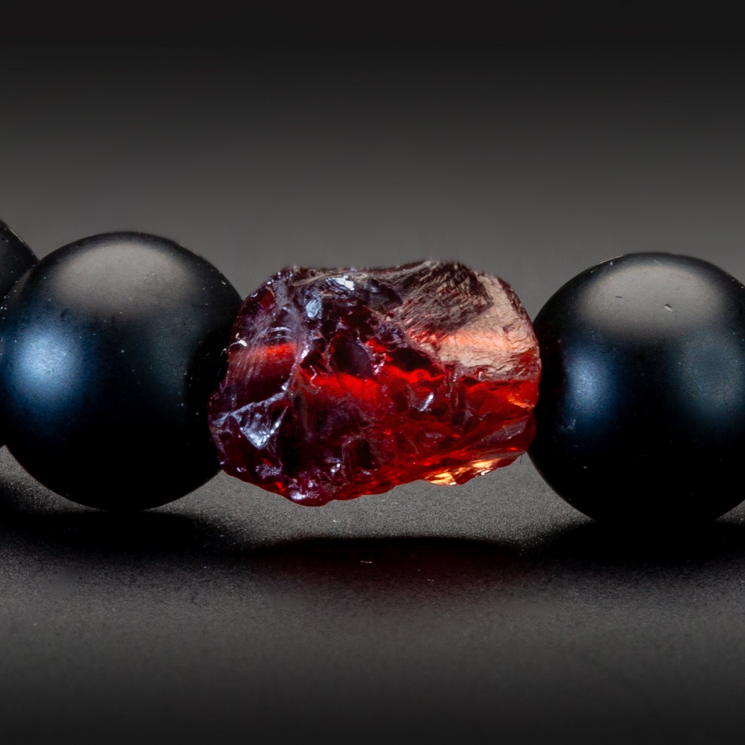 Granat und Black Onyx matt Armband 6mm- Januar Birthstone - BONES & BUDDHAS