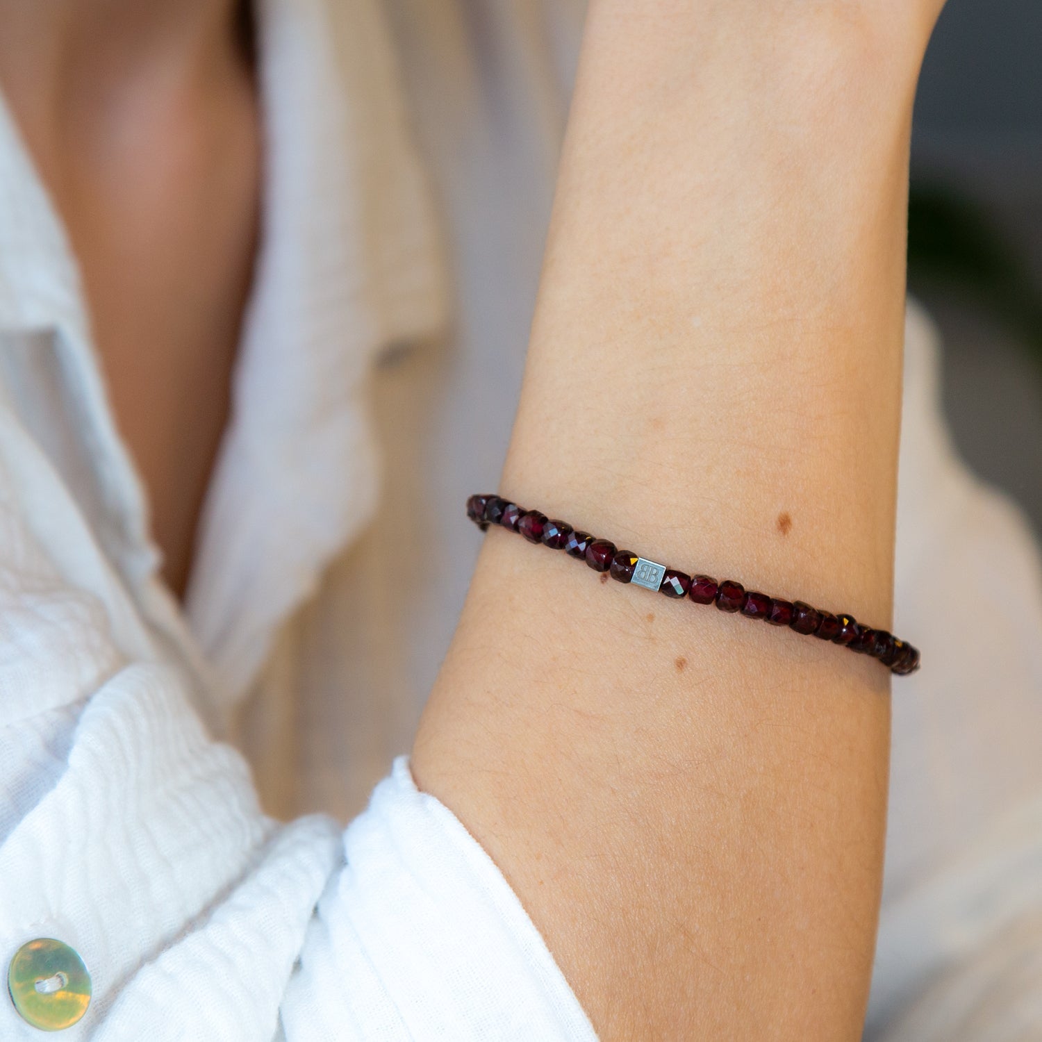 GRANAT CUBE ARMBAND FACETTIERT 4MM - JANUAR GEBURTSSTEIN - BONES & BUDDHAS