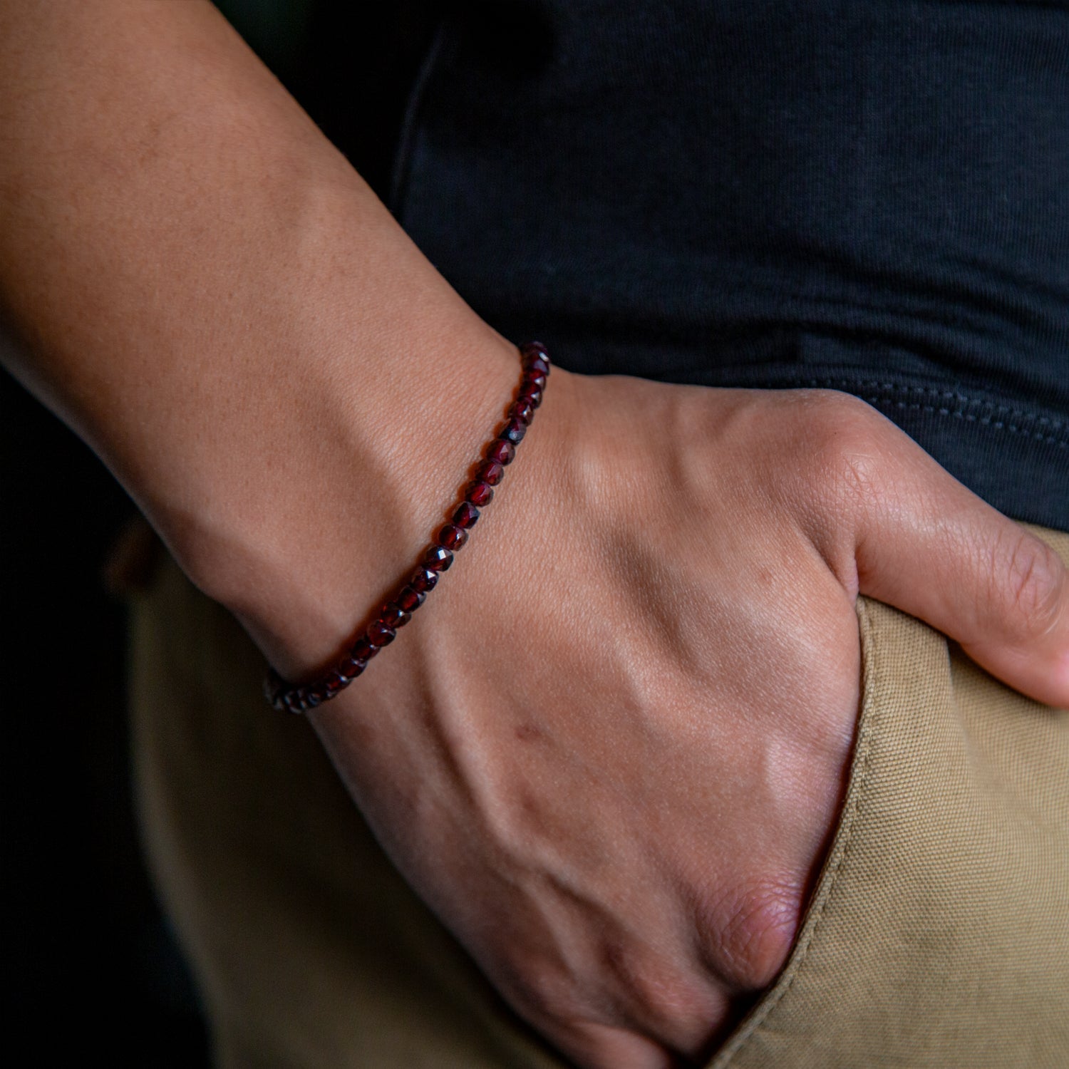 GRANAT CUBE ARMBAND FACETTIERT 4MM - JANUAR GEBURTSSTEIN - BONES & BUDDHAS