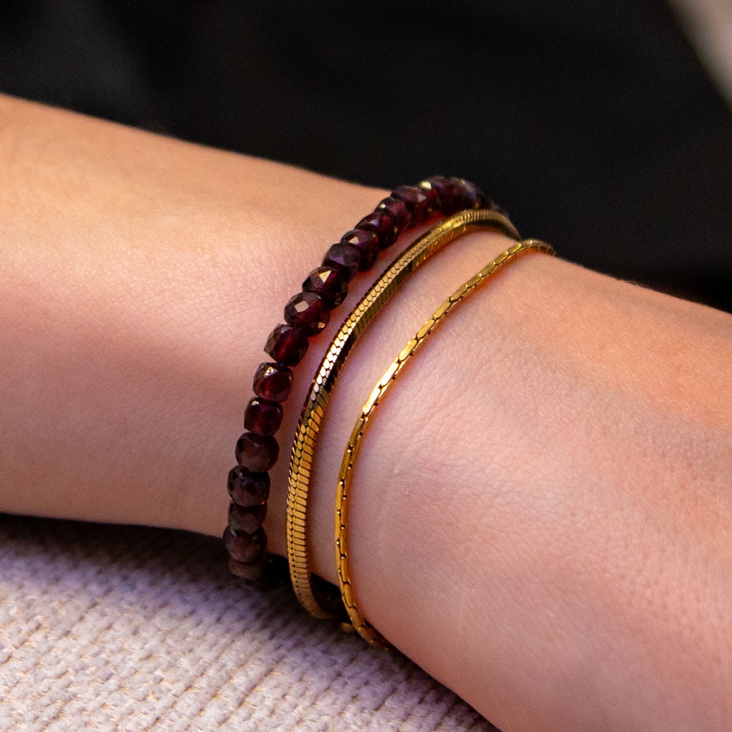 GRANAT CUBE ARMBAND FACETTIERT 4MM - SET 2 DAMEN - BONES & BUDDHAS