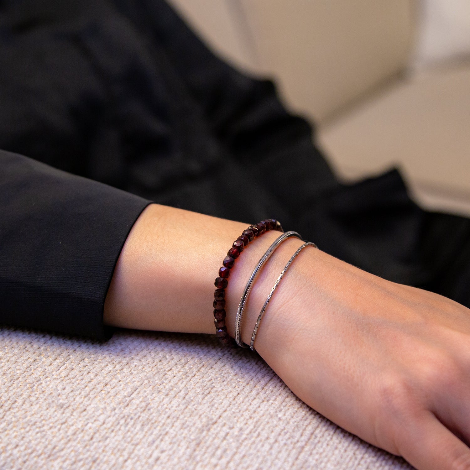 GRANAT CUBE ARMBAND FACETTIERT 4MM - SET 2 DAMEN - BONES & BUDDHAS