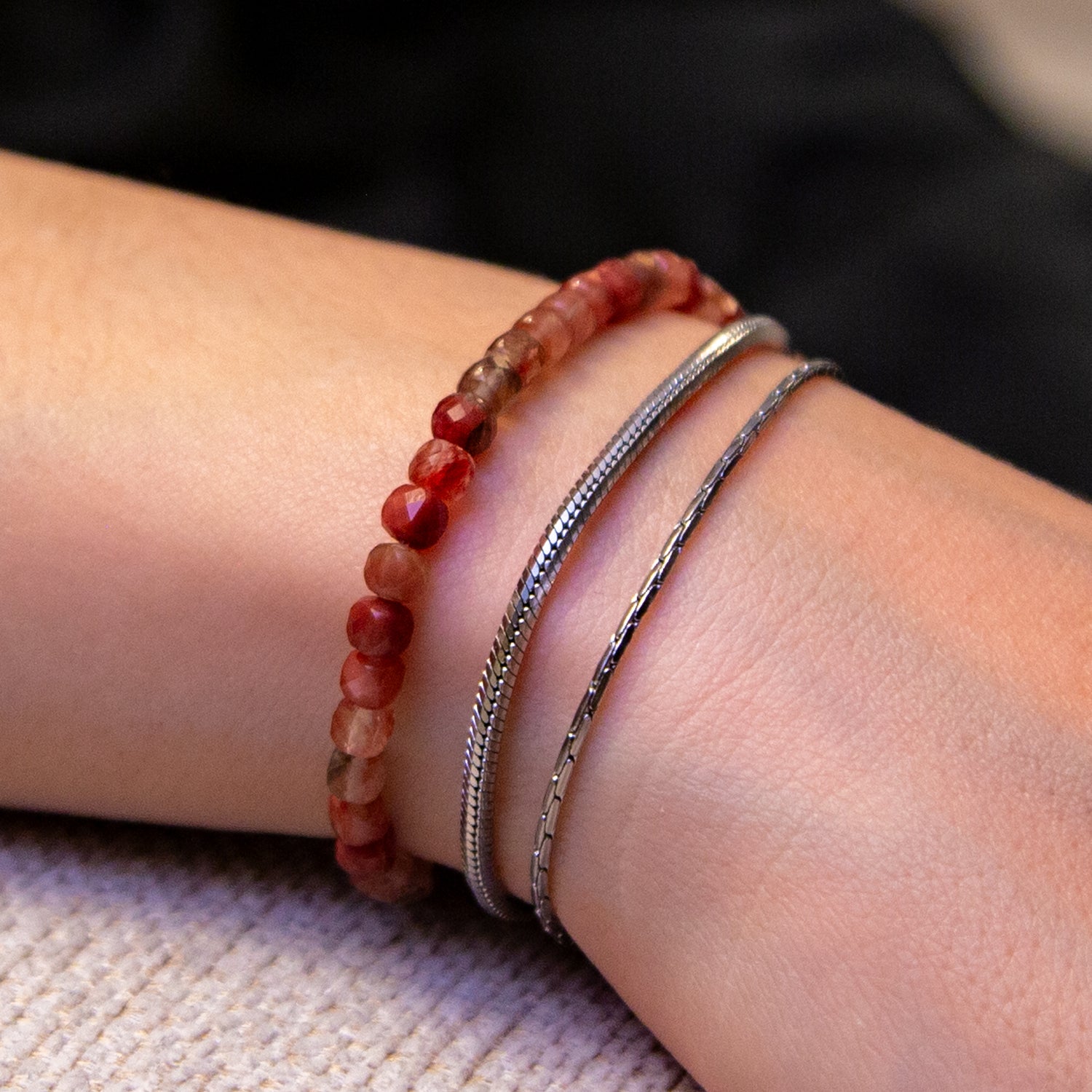 ROTER LABRADORIT CUBE ARMBAND FACETTIERT 4MM - SET 2 DAMEN