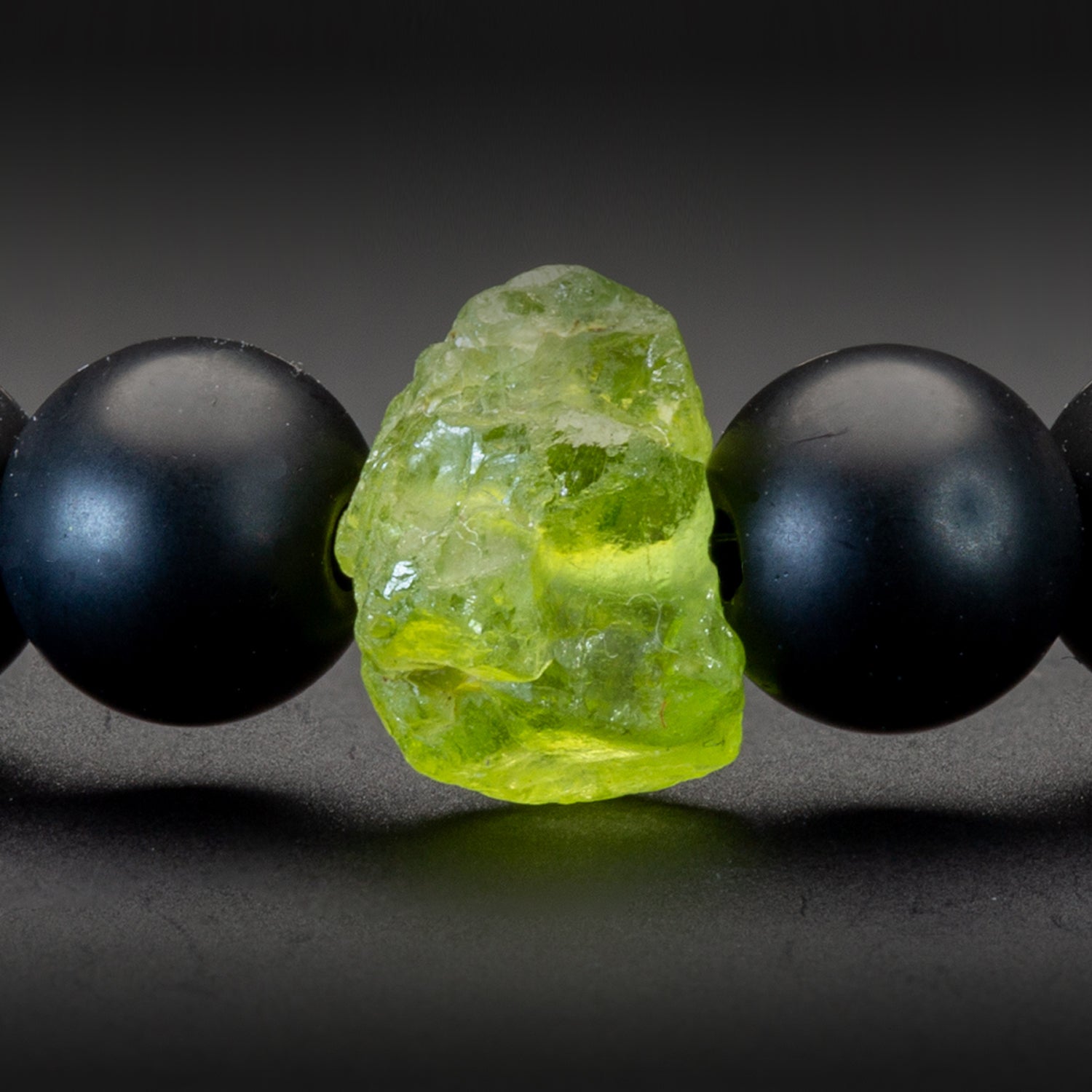 Peridot und Black Onyx matt Armband 6mm- August Birthstone - BONES & BUDDHAS