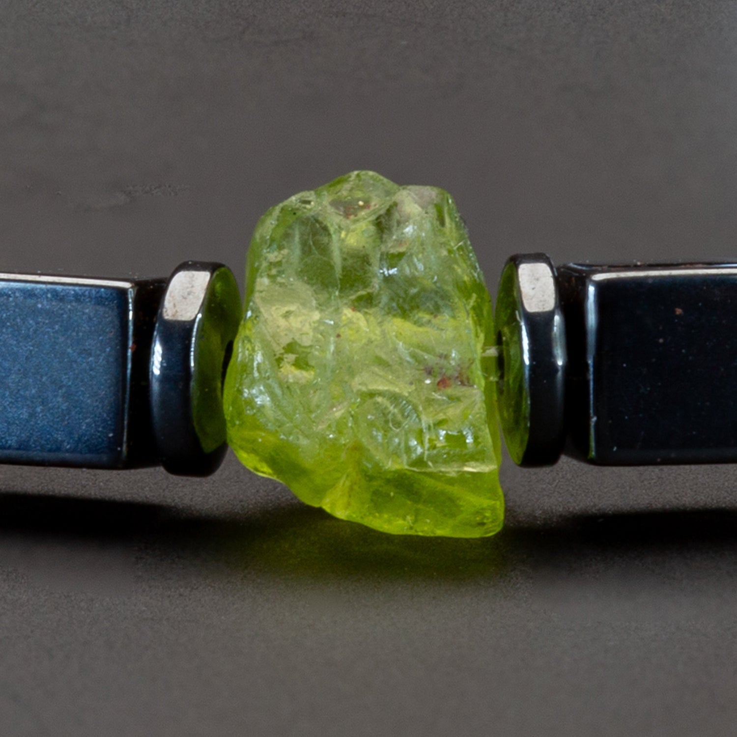 Peridot und Hämatit glossy Armband 4mm- August Birthstone - BONES & BUDDHAS