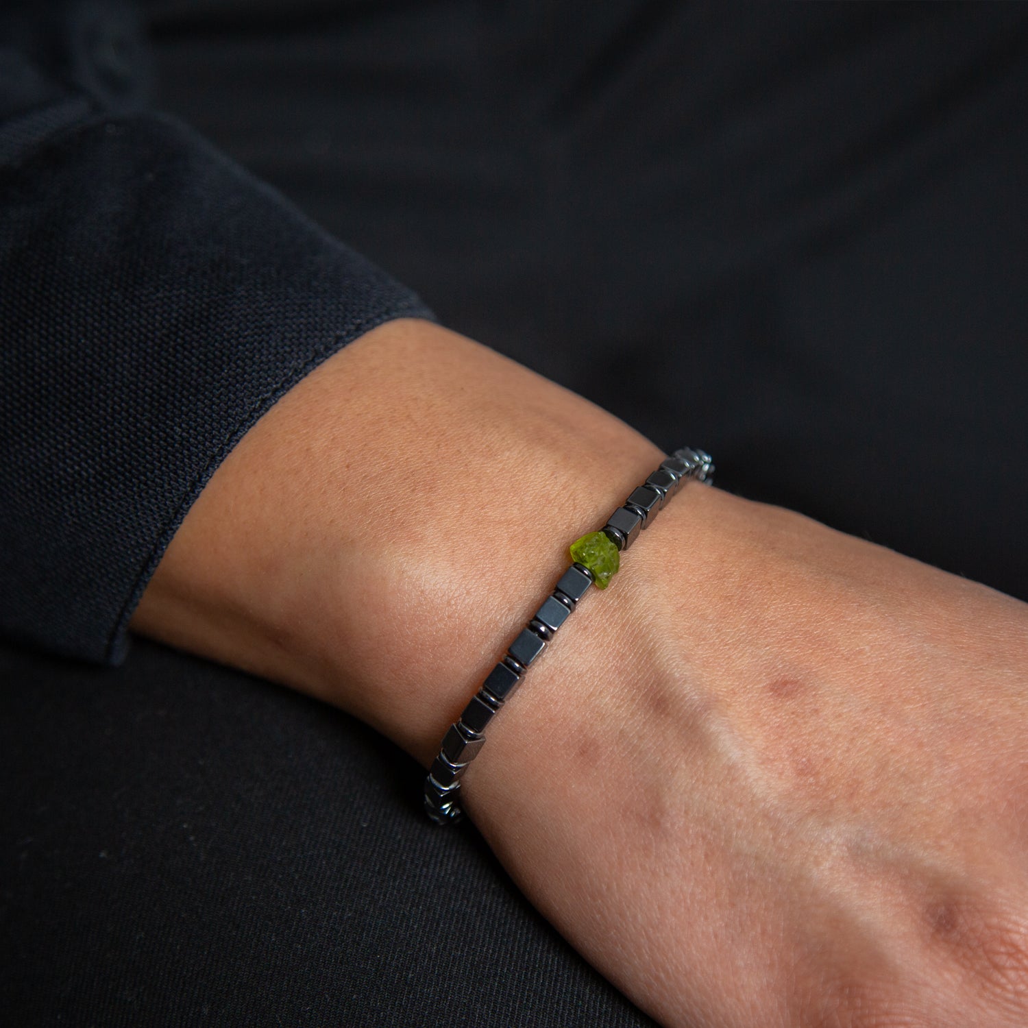 Peridot und Hämatit glossy Armband 4mm- August Birthstone - BONES & BUDDHAS