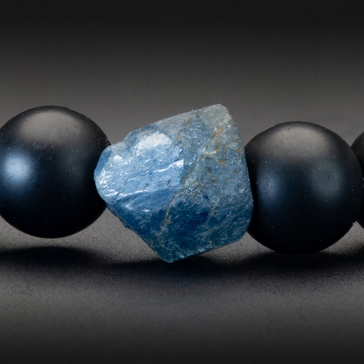 Saphir und Black Onyx matt Armband 6mm- September Birthstone - BONES & BUDDHAS