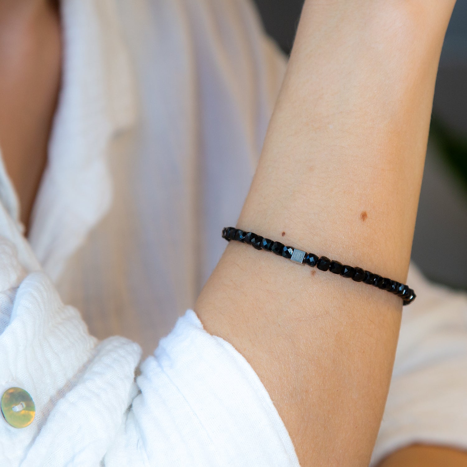 Schwarzer Turmalin Cube Armband facettiert 4 mm