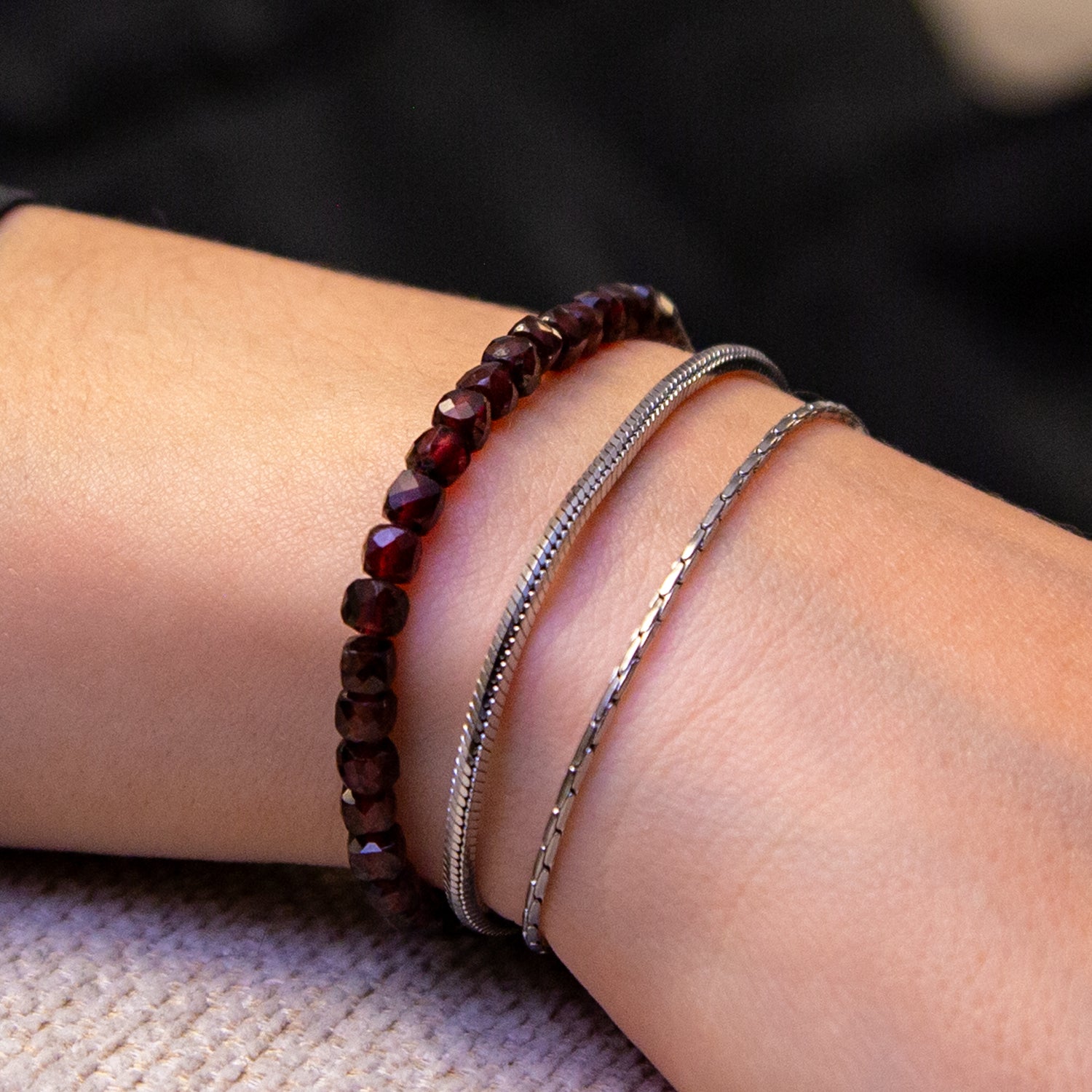 GRANAT CUBE ARMBAND FACETTIERT 4MM - SET 2 DAMEN