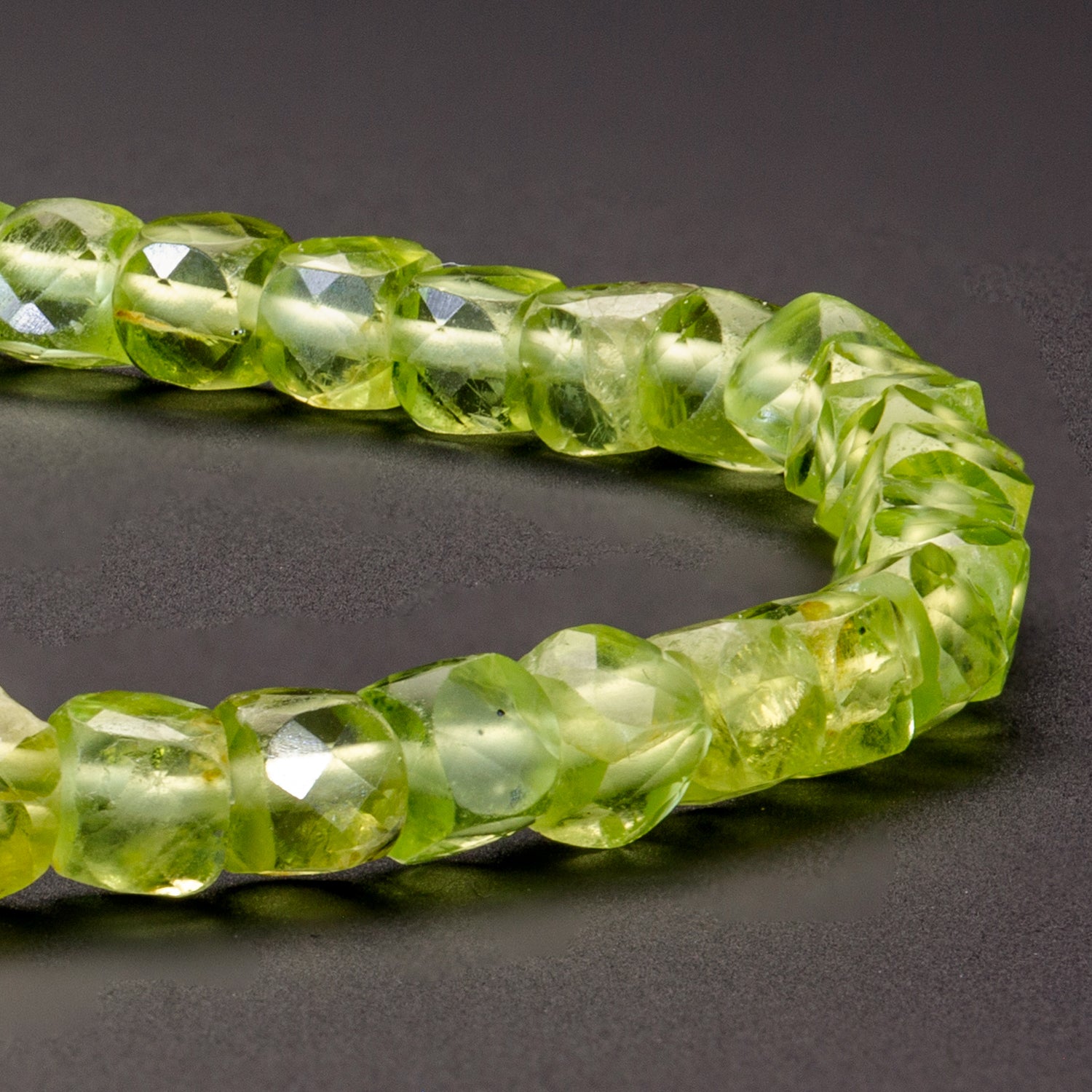 Peridot Cube Armband facettiert 4 mm