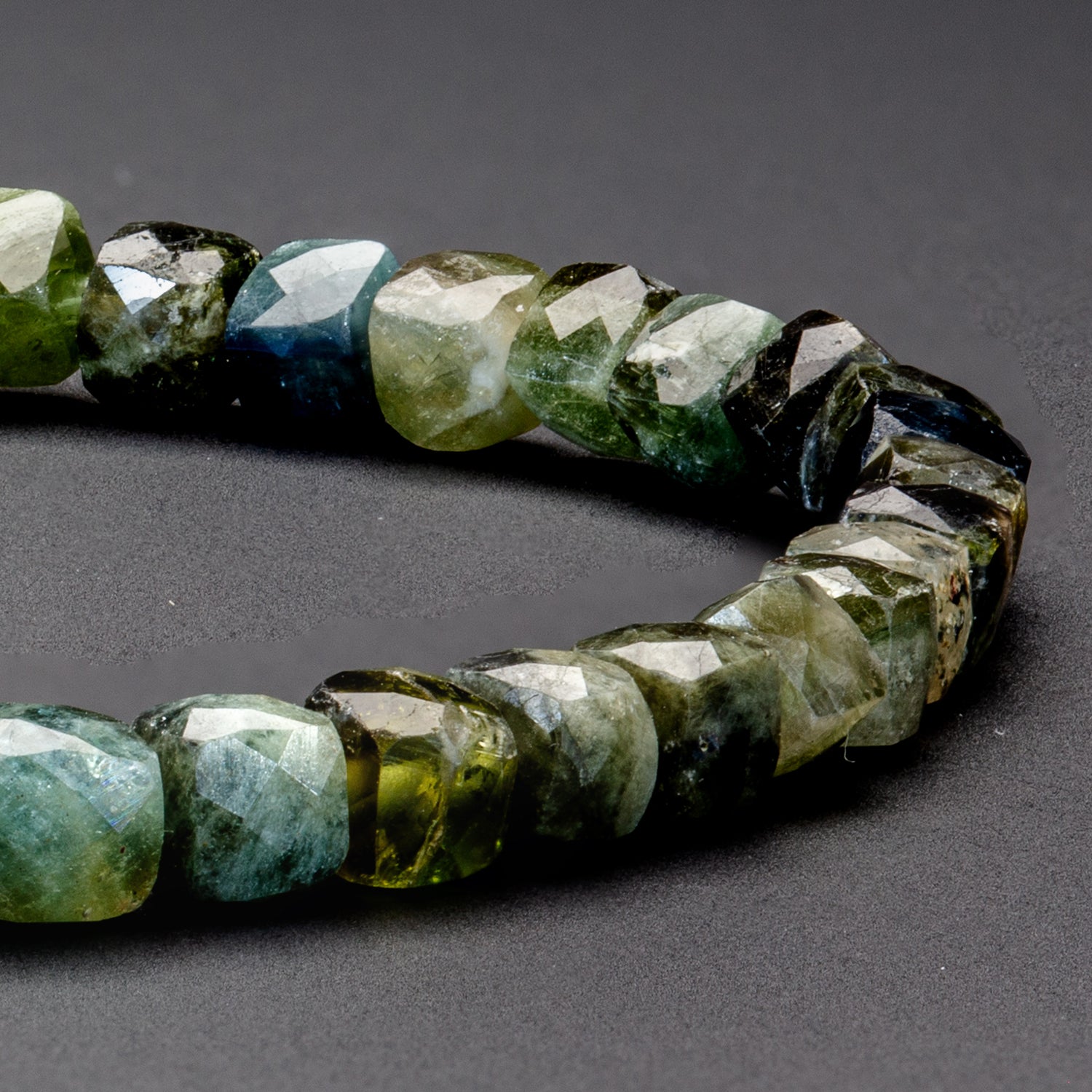 GRÜNER TURMALIN CUBE ARMBAND FACETTIERT 4MM - SET 1 HERREN